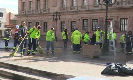 Dan limpieza a plazas y edificios públicos en Saltillo