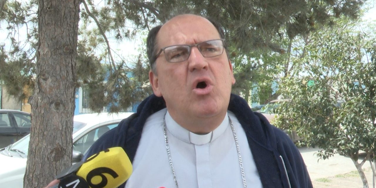 Da Obispo de Saltillo coloca la primera piedra de instalaciones parroquiales en la iglesia de San Francisco en Ramos Arizpe