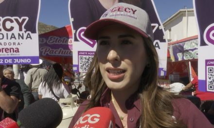 Cecilia Guadiana entrega sus propuestas de mano en mano