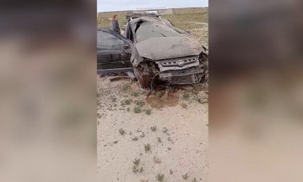 Dos hombres terminan con lesiones  al sufrir una fuerte volcadura en la Saltillo-Torreón