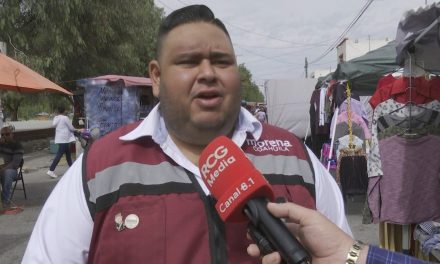 Entrega Antonio Castro sus propuestas en la colonia Teresitas