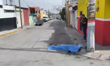 Hombre fallece en la vía pública en Saltillo