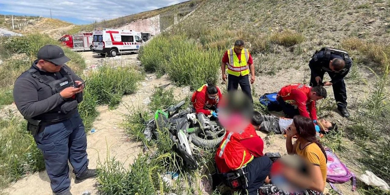 Saltillo: Familia completa sufre falla en su moto y caen de ella
