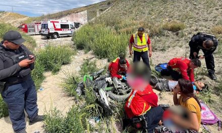 Saltillo: Familia completa sufre falla en su moto y caen de ella