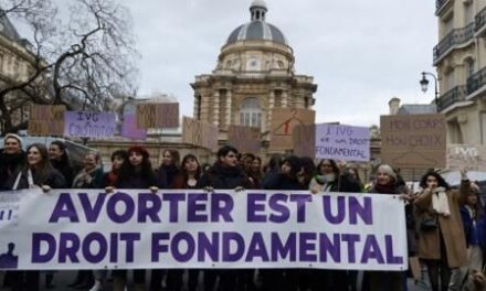 Francia es el primer país en incluir el derecho al aborto en su Constitución