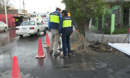 Gran fuga de agua en la colonia Bellavista fue atendida por personal de Aguas de Saltillo