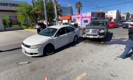 Conductora ignora luz roja y provoca accidente en el centro de Saltillo