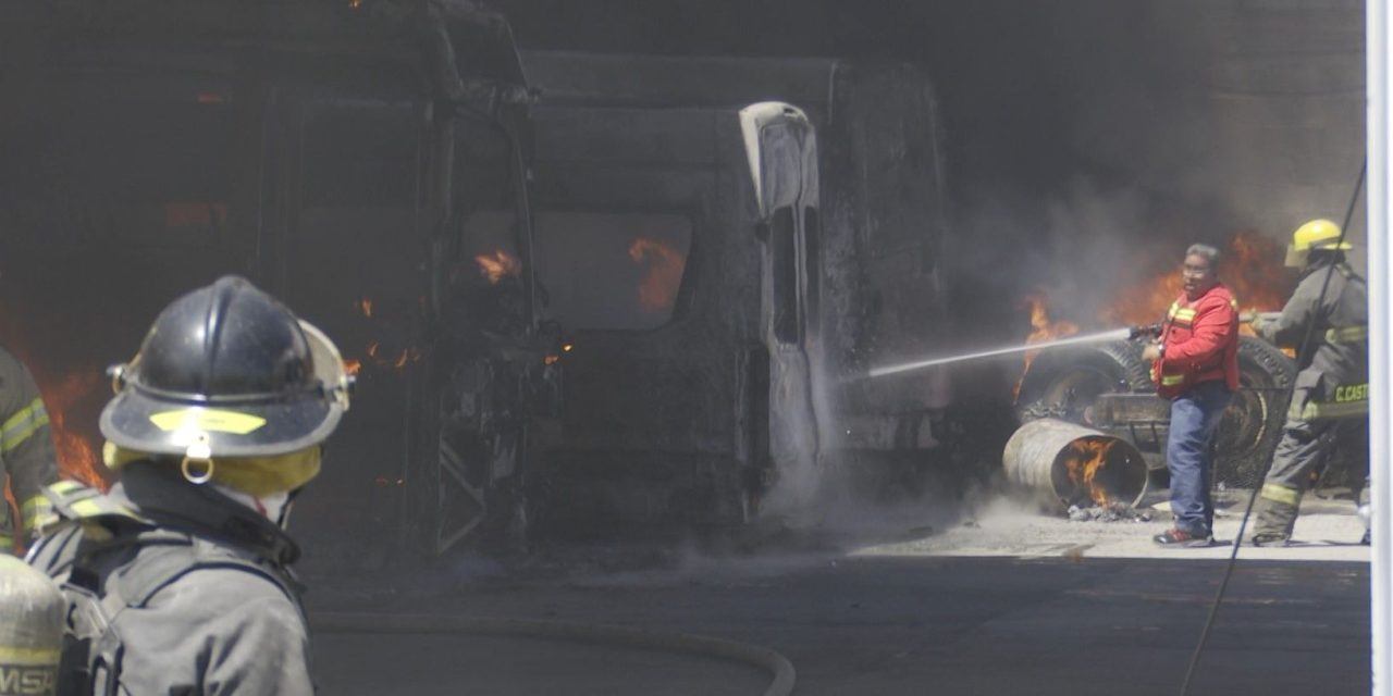 Incendio consume vehículos al interior de un taller mecánico en Ramos Arizpe