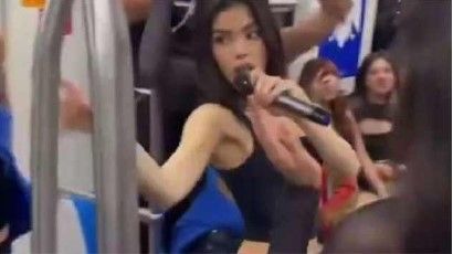 Kenia Os arma un show en el metro de Monterrey sorprendiendo a los usuarios
