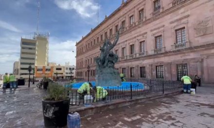 Se realizan aún labores de limpieza tras pintas del 8M en plaza nueva Tlaxcala