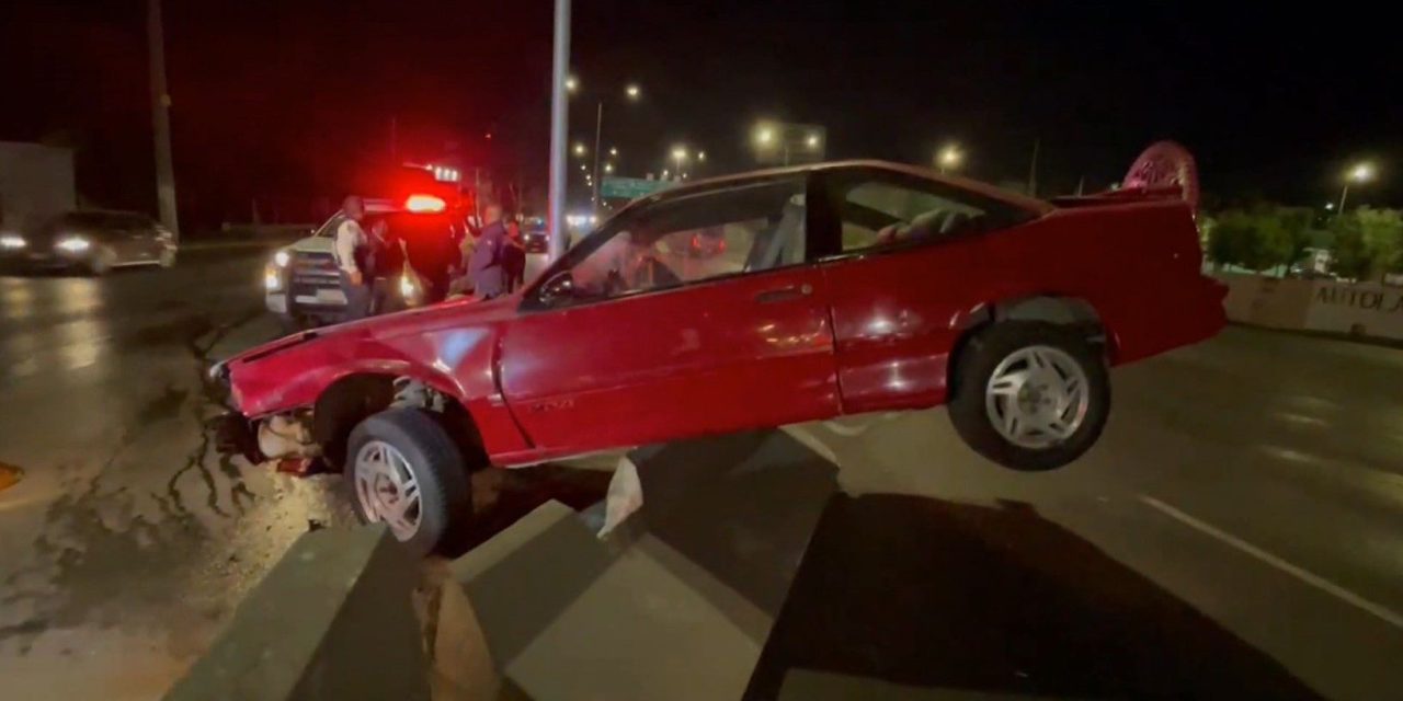 Ebrio manda al yonque su auto tras dormitar y chocar en Saltillo