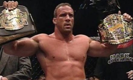 Exfigura de la UFC lucha por su vida tras salvar a sus padres y su perro de un incendio