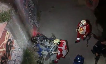 Saltillo: Encuentran a motociclista sin vida; se accidentó y cayó en un desagüe