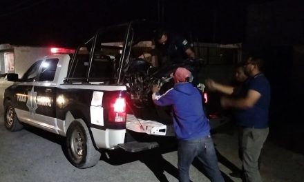 Motociclista se impacta con un automóvil al querer rebasarlo en Parras