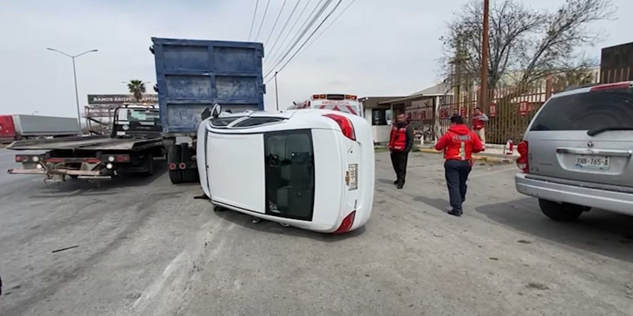 Mujer resulta heridas tras volcar su vehículo en la Saltillo-Monterrey