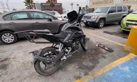 No controla su motocicleta y termina en el suelo en Saltillo