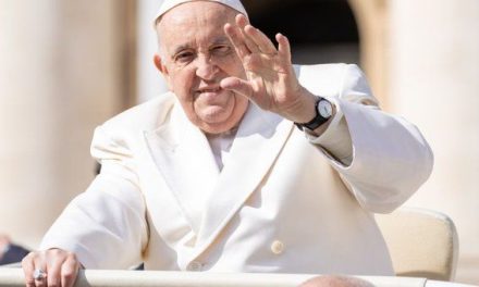 Durante mensaje de Pascua el Papa Francisco alerta sobre los ‘vientos de guerra’