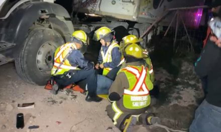 Por rebasar sin precaución termina provocando fuerte choque en la carretera 54