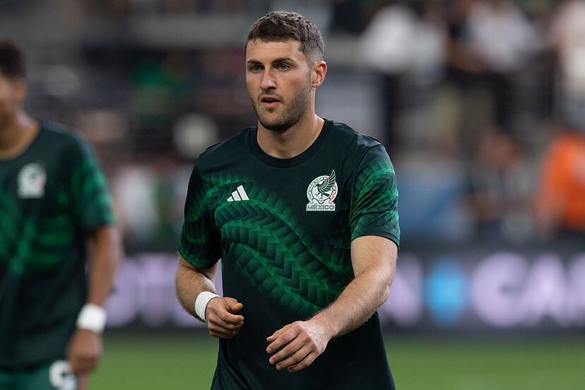 Santiago Giménez señala que en México ‘son pocos los profesionales’