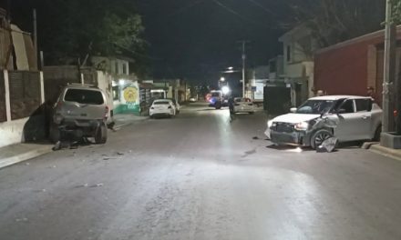 Se le atraviesa camioneta estacionada a un conductor ebrio en Saltillo y deja cuantiosos daños