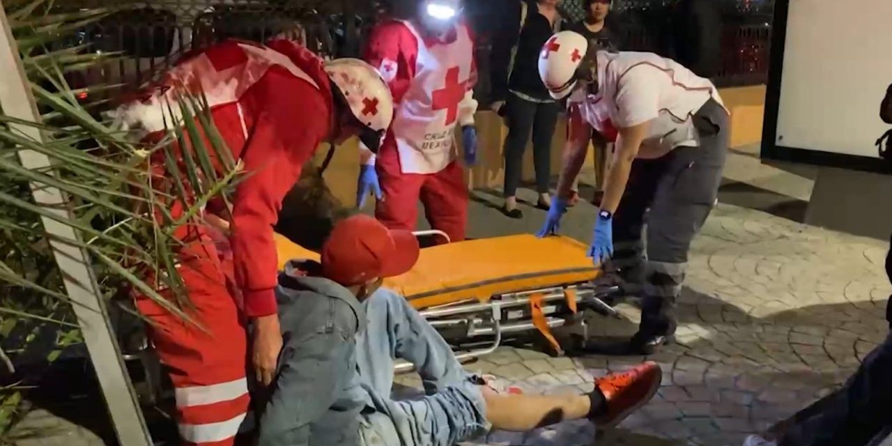 Taxi derriba a pareja de motociclistas en Saltillo