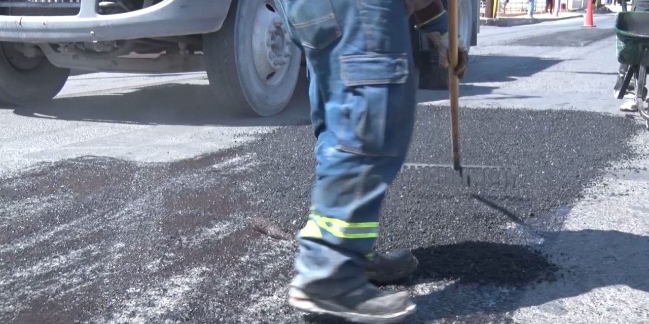 Trabajan para atender baches en Saltillo