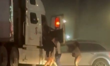 Tráiler impacta camioneta familiar y genera riña en el Libramiento Flores Tapia