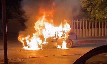 Vehículo arde por falla mecánica en el centro de Saltillo