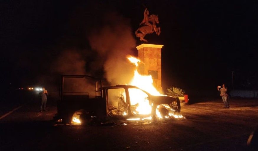 Normalistas de Ayotzinapa queman patrullas de la Guardia Nacional
