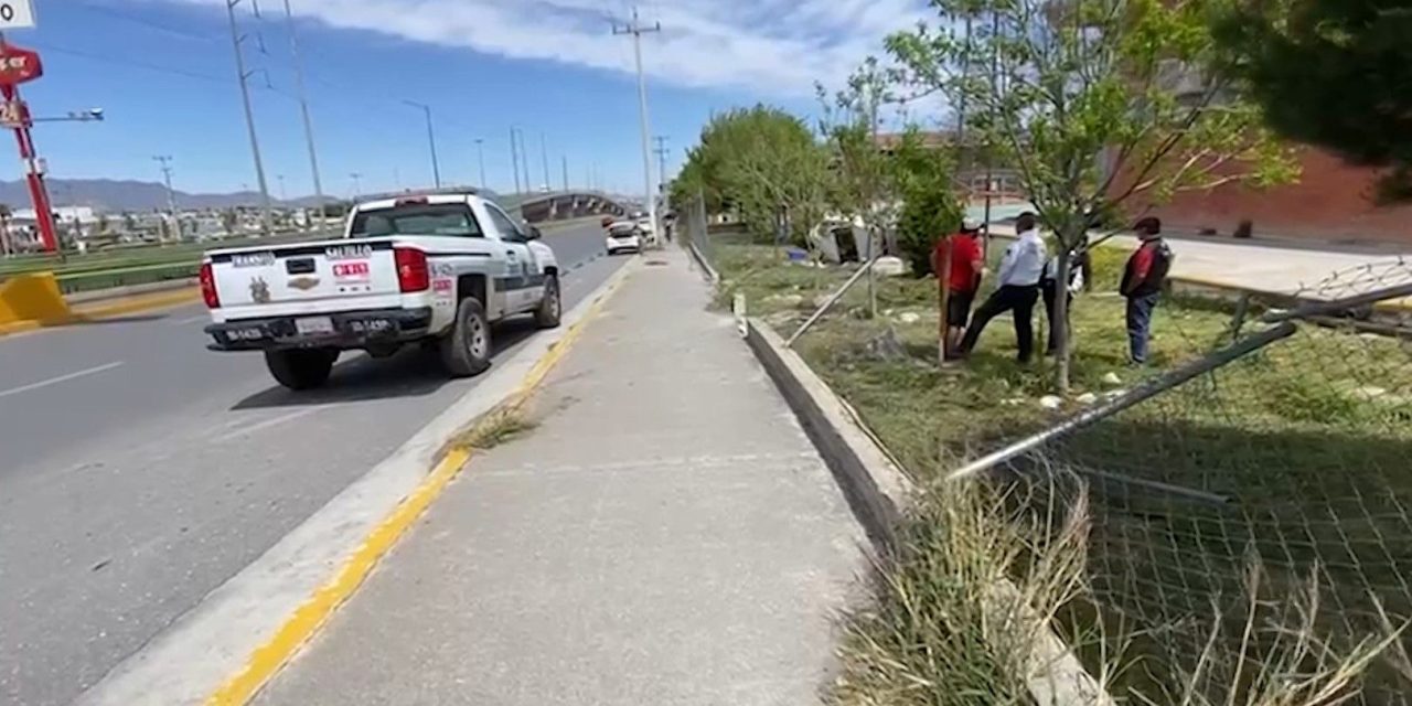 Auto se vuelca y termina al interior del COBAC