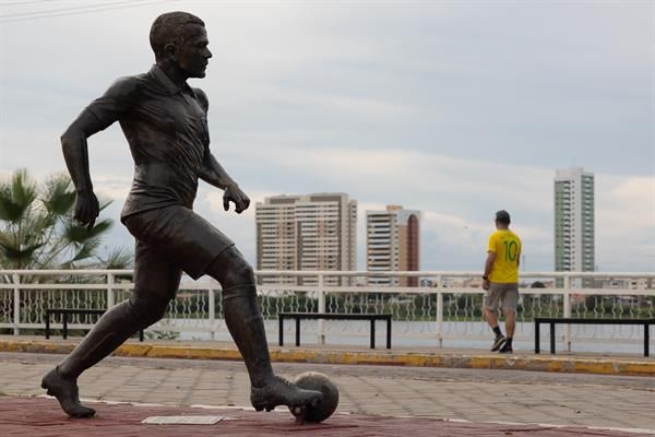 Retiran estatua de Dani Alves en su ciudad natal tras recibir condena