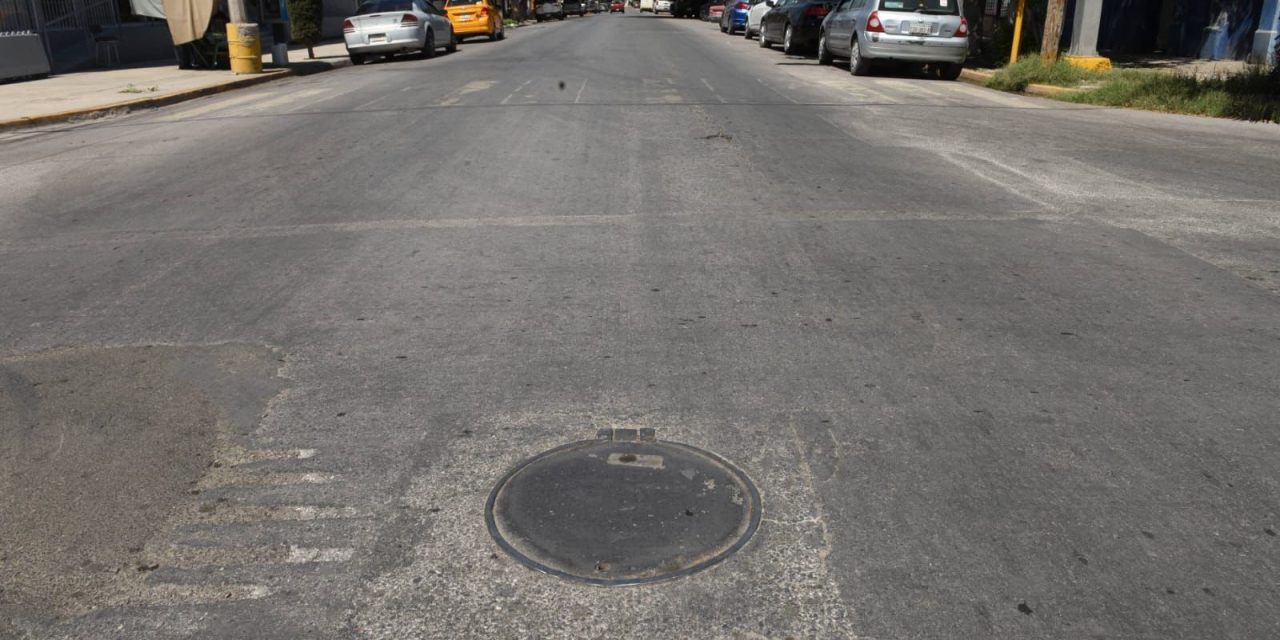 Continúa proceso de reposición de tapas de alcantarillado en Torreón
