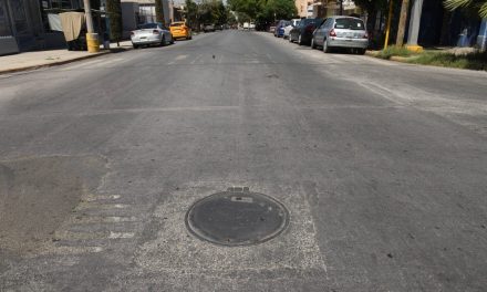 Continúa proceso de reposición de tapas de alcantarillado en Torreón