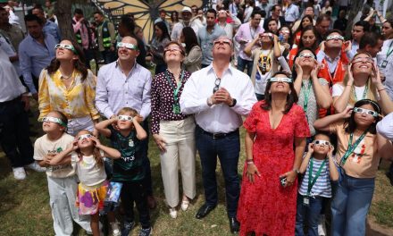 El gobernador Manolo Jiménez observa desde Torreón eclipse total de Sol