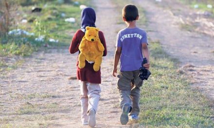 Ordenan al gobierno de EE. UU. brindar alojamiento rápido a niños inmigrantes