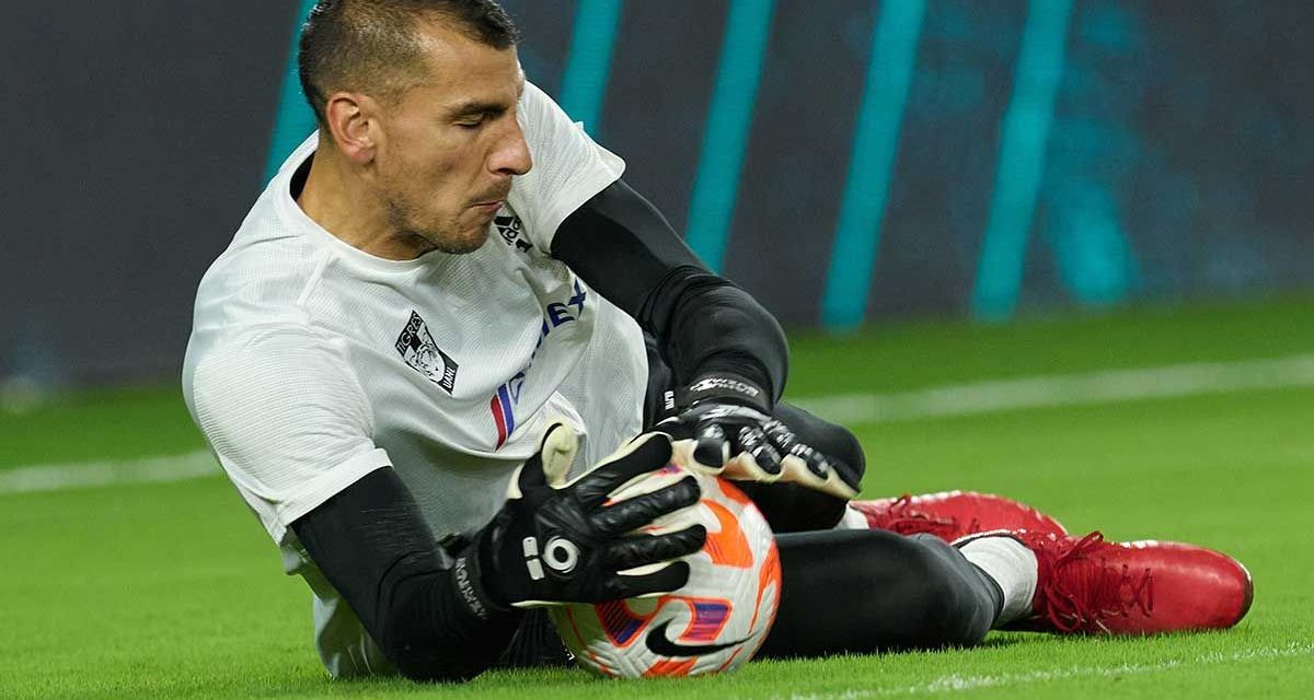 Tigres sancionará a Nahuel Guzmán tras apuntar con láser a portero de Rayados
