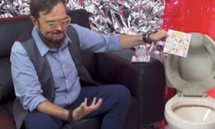 El momento en que Aleks Syntek tira un disco de Karol G al inodoro… ‘no es para mí’