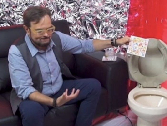 El momento en que Aleks Syntek tira un disco de Karol G al inodoro… ‘no es para mí’