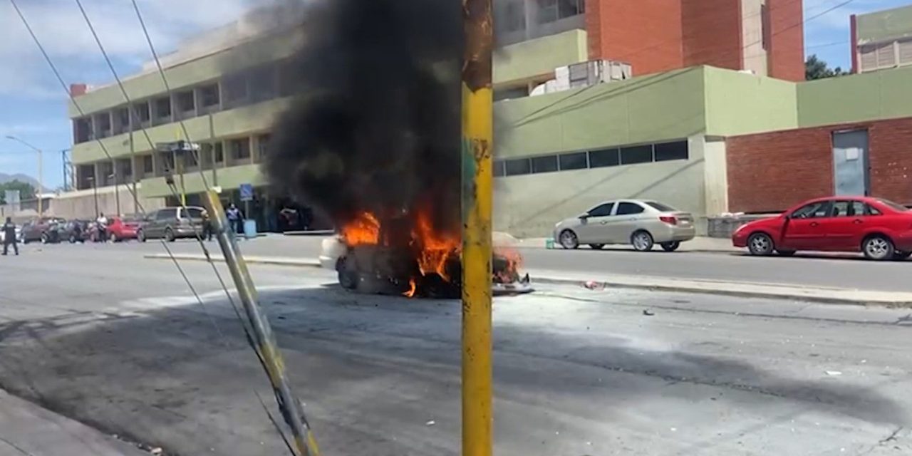 Ante muchas miradas se incendia un vehículo  afuera del Seguro 2 en Saltillo