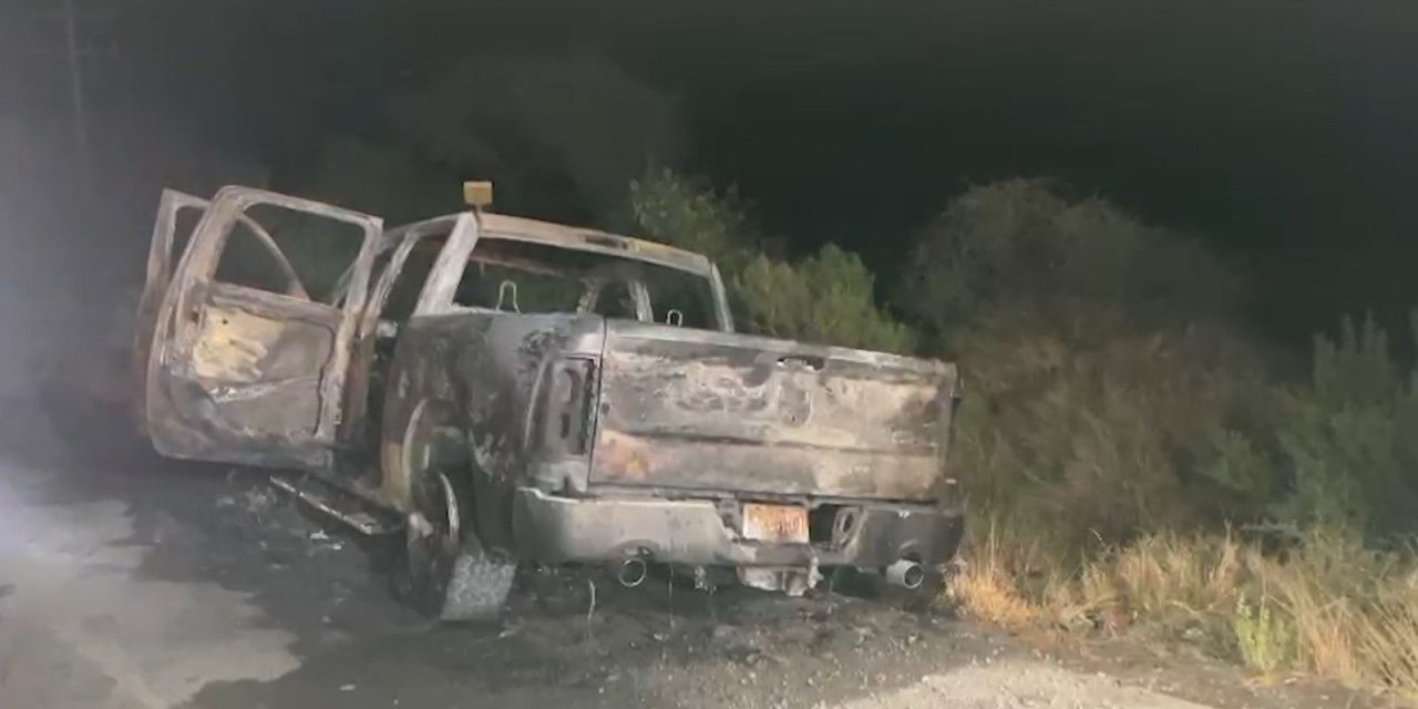 Camioneta queda calcinada por corto circuito en el libramiento Flores Tapia