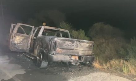 Camioneta queda calcinada por corto circuito en el libramiento Flores Tapia
