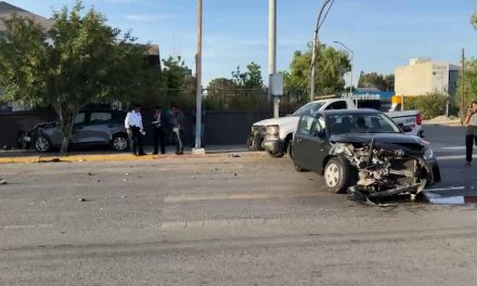 Hombre causa aparatoso choque en Coss
