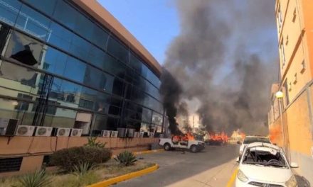Normalistas de Ayotzinapa atacan el Palacio de Gobierno en Guerrero