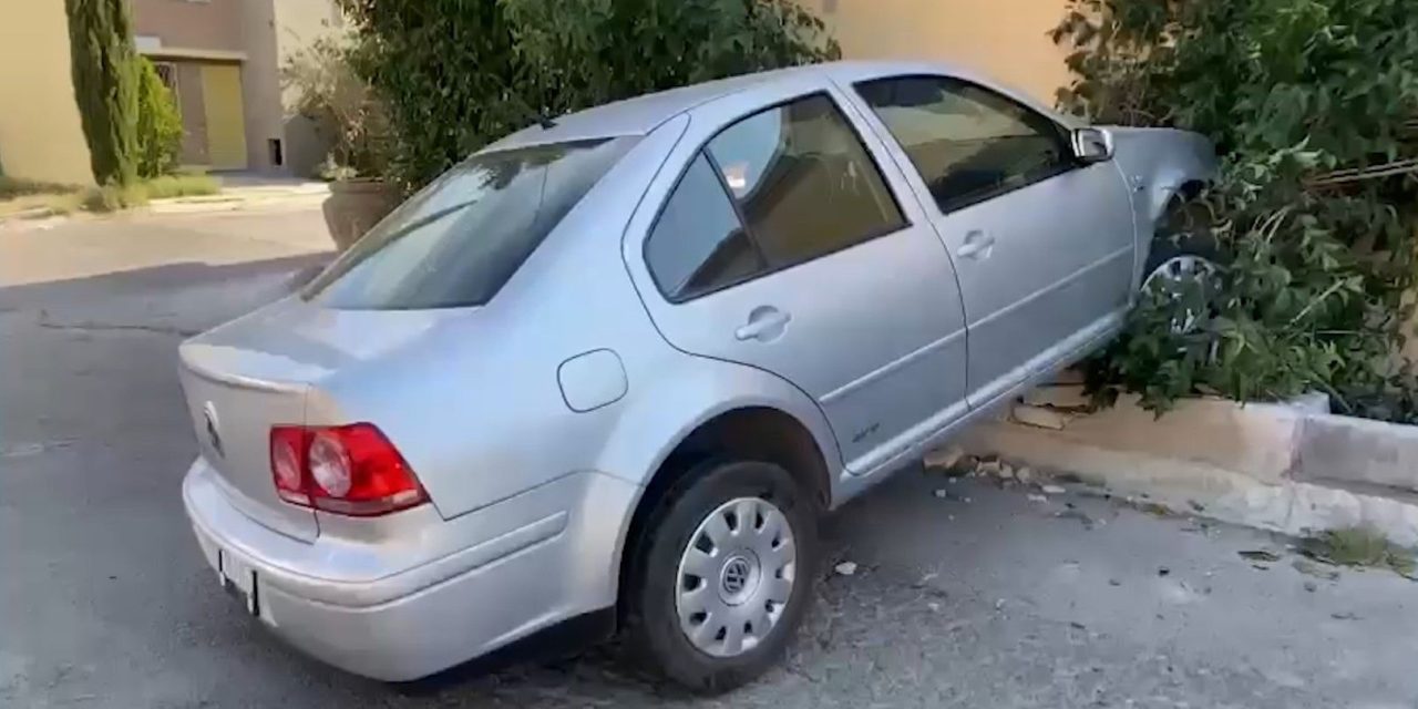 Choca por ignorar alto y proyecta a vehículo contra jardinera en Saltillo