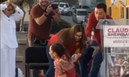 Video: Claudia Sheinbaum sufre caída durante evento en Mazatlán mientras bailaba