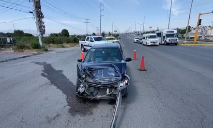 Conductor ignora luz roja, choca y vuelca en Saltillo