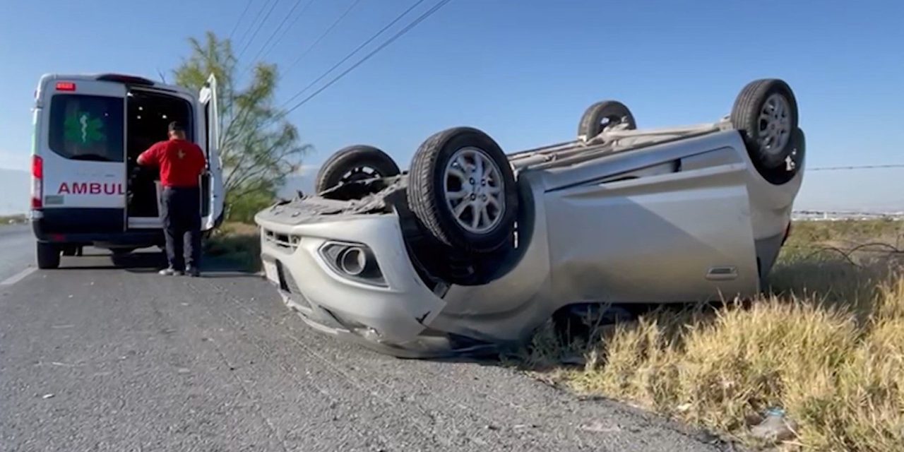 Conductor se queda dormido y vuelca en Arteaga