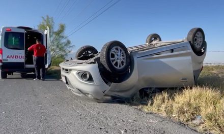 Conductor se queda dormido y vuelca en Arteaga