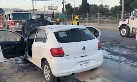 Corto circuito causa voraz incendio en un vehículo en Saltillo
