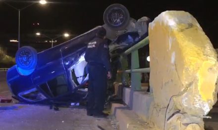 Durante la madrugada ebrio vuelca su automóvil en Saltillo